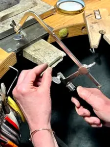 Goldschmied Berlin fertigt Trauring aus Feingold von Hand